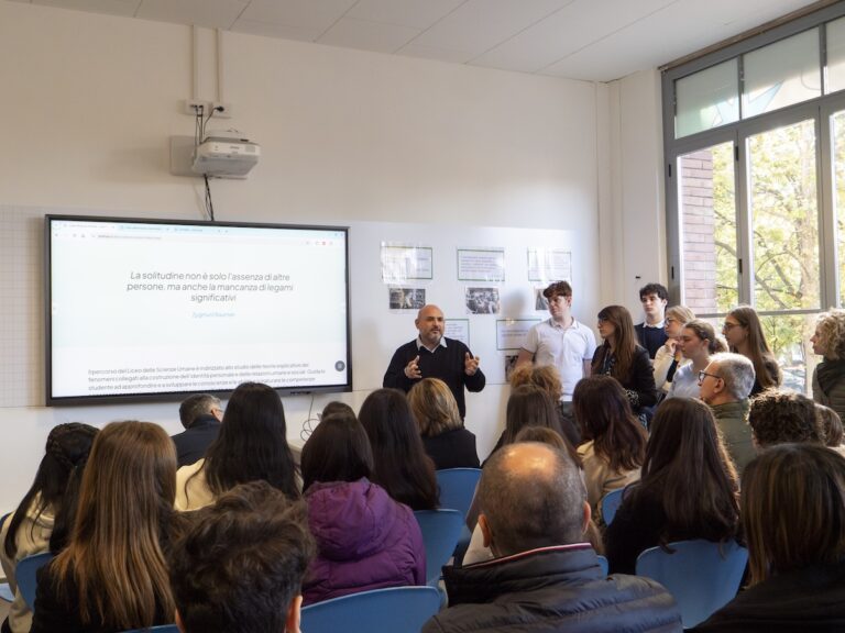 Open Day 25 ottobre 2025 Studenti e professori dei Licei Faes Milano durante Open Day del 25 ottobre 2025