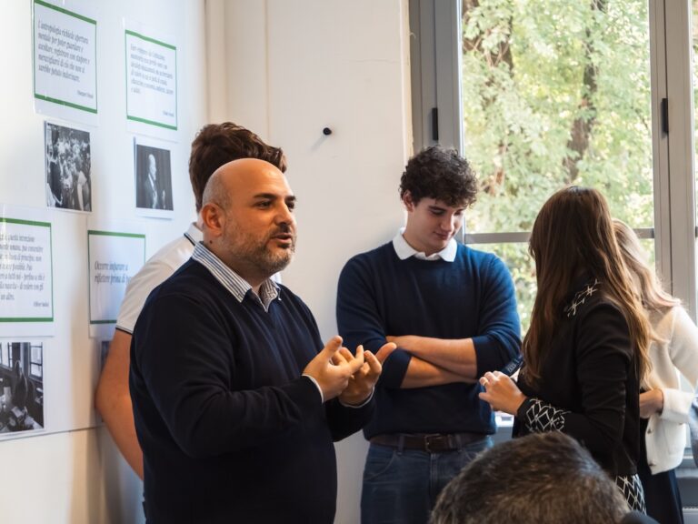 Open Day 25 ottobre 2025 Studenti e professori dei Licei Faes Milano durante Open Day del 25 ottobre 2025