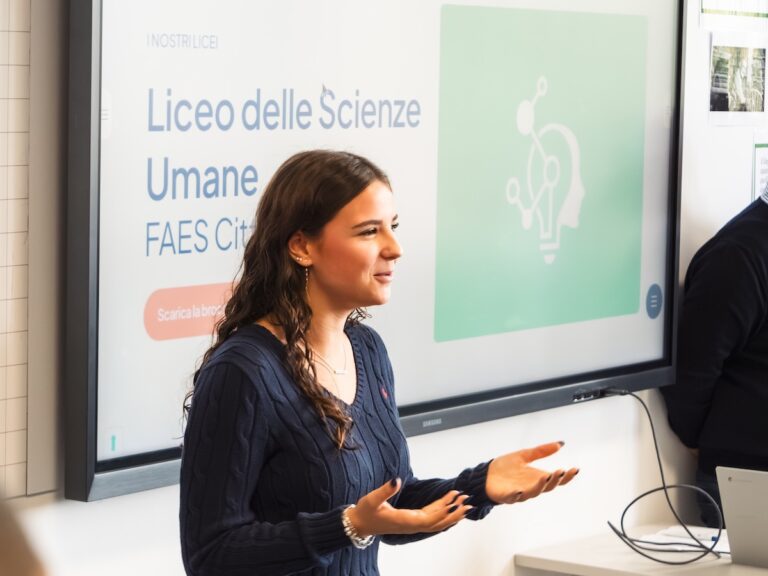 Open Day 25 ottobre 2025 Studenti e professori dei Licei Faes Milano durante Open Day del 25 ottobre 2025